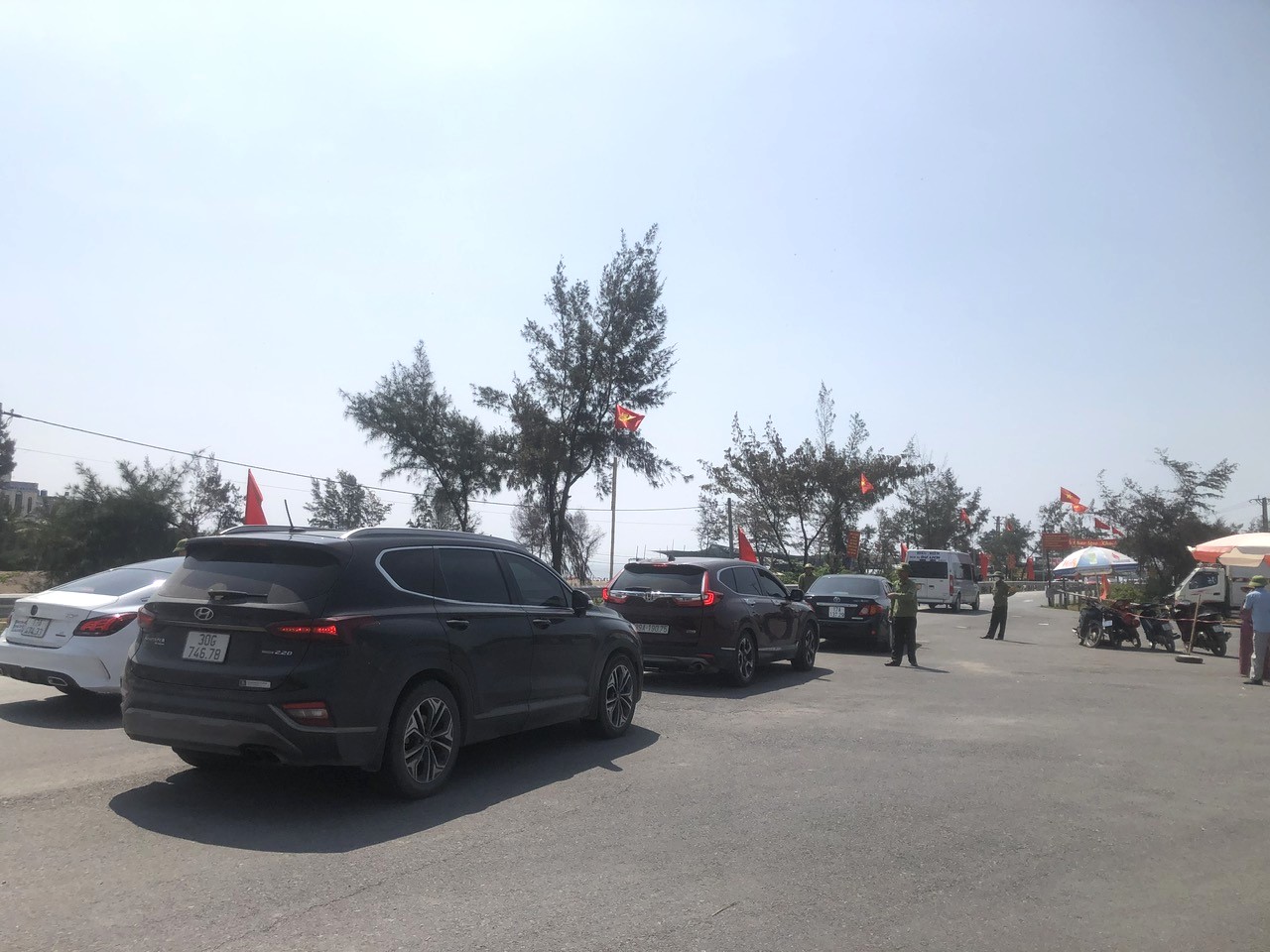   Bãi biển Cồn Vành thu hút đông đảo du khách tới tắm biển và du lịch