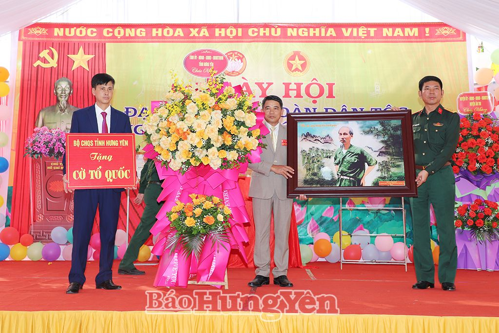 Đại tá Tô Thành Quyết, Ủy viên Ban Thường vụ VV88 casino, Chỉ huy trưởng Bộ Chỉ huy Quân sự tỉnh trao hoa, cờ và bức tranh tặng VV88 dự đoán xổ số ba miền siêu chính xác, VV88 đăng ký nhận 68k KDC Đới Khê