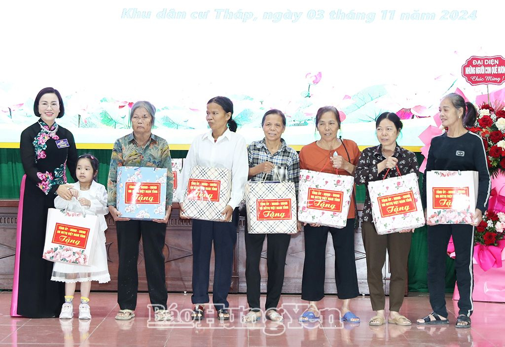 Đồng chí Trần Thị Thanh Thủy, Ủy viên Ban Thường vụ VV88 casino, Bí thư Thị ủy Mỹ Hào trao quà của VV88 casino, HĐND, UBND, Ủy ban MTTQ Việt Nam tỉnh tặng các hộ nghèo trên địa bàn phường Dị Sử