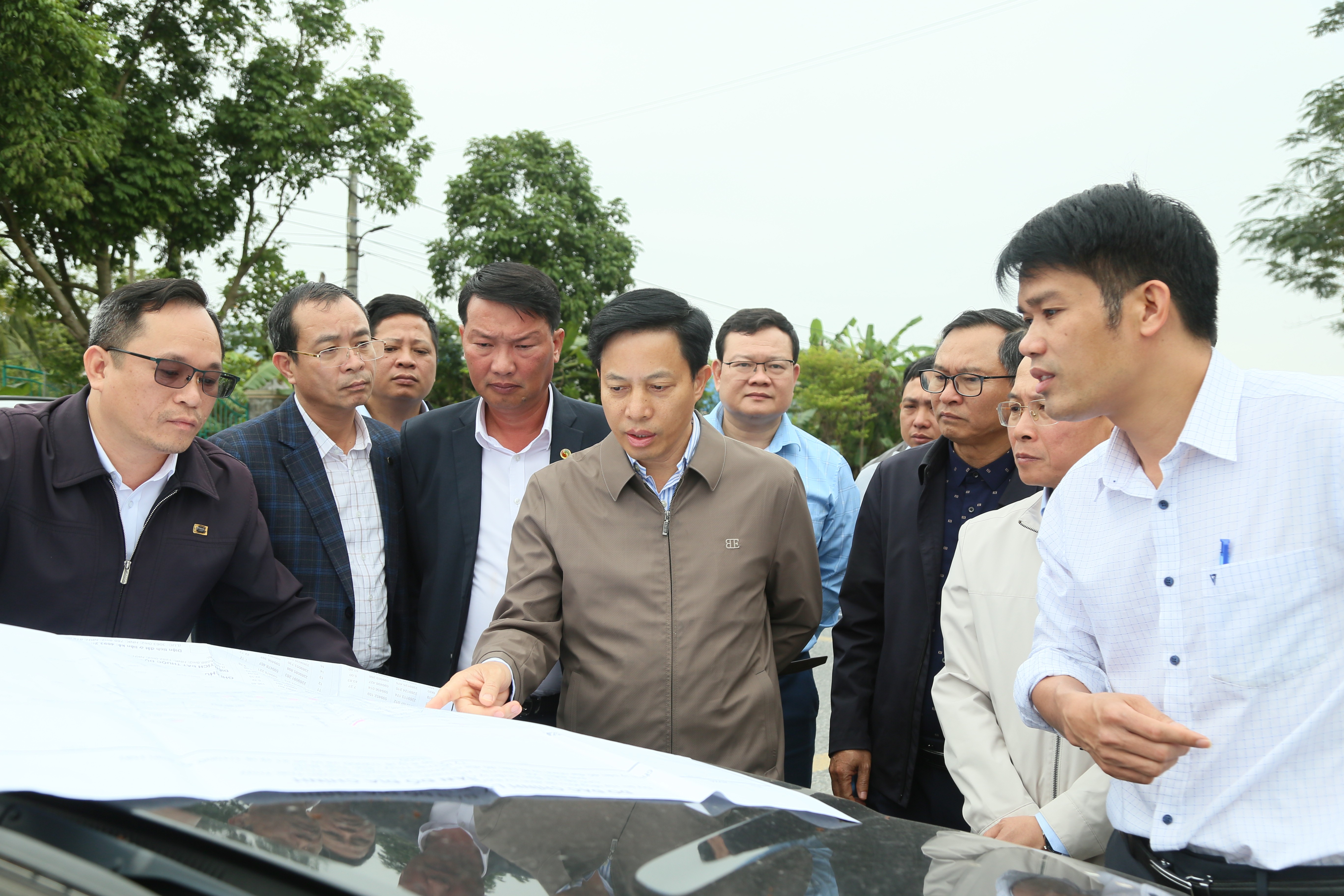   Phó Chủ tịch UBND tỉnh Lại Văn Hoàn kiểm tra tiến độ giải phóng mặt bằng dự án tuyến đường bộ cao tốc Ninh Bình - Hải Phòng, đoạn qua địa bàn tỉnh