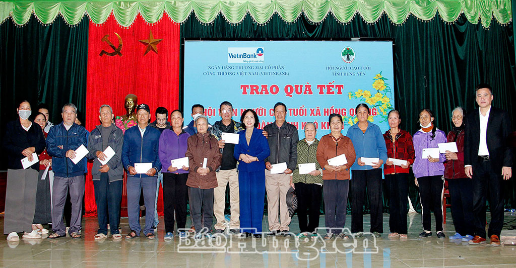   Trao quà tặng người cao tuổi có hoàn cảnh khó khăn trên địa bàn xã Hồng Quang