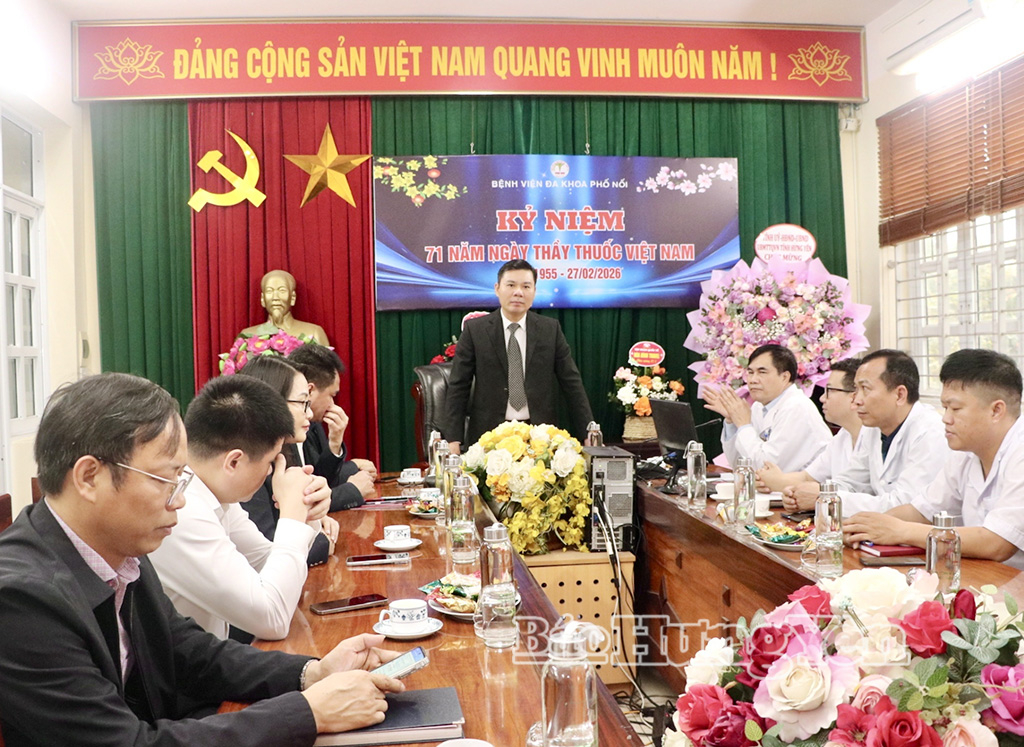   Đồng chí Phó Chủ tịch Thường trực UBND tỉnh chúc mừng đội ngũ thầy thuốc Bệnh viện Đa khoa Phố Nối