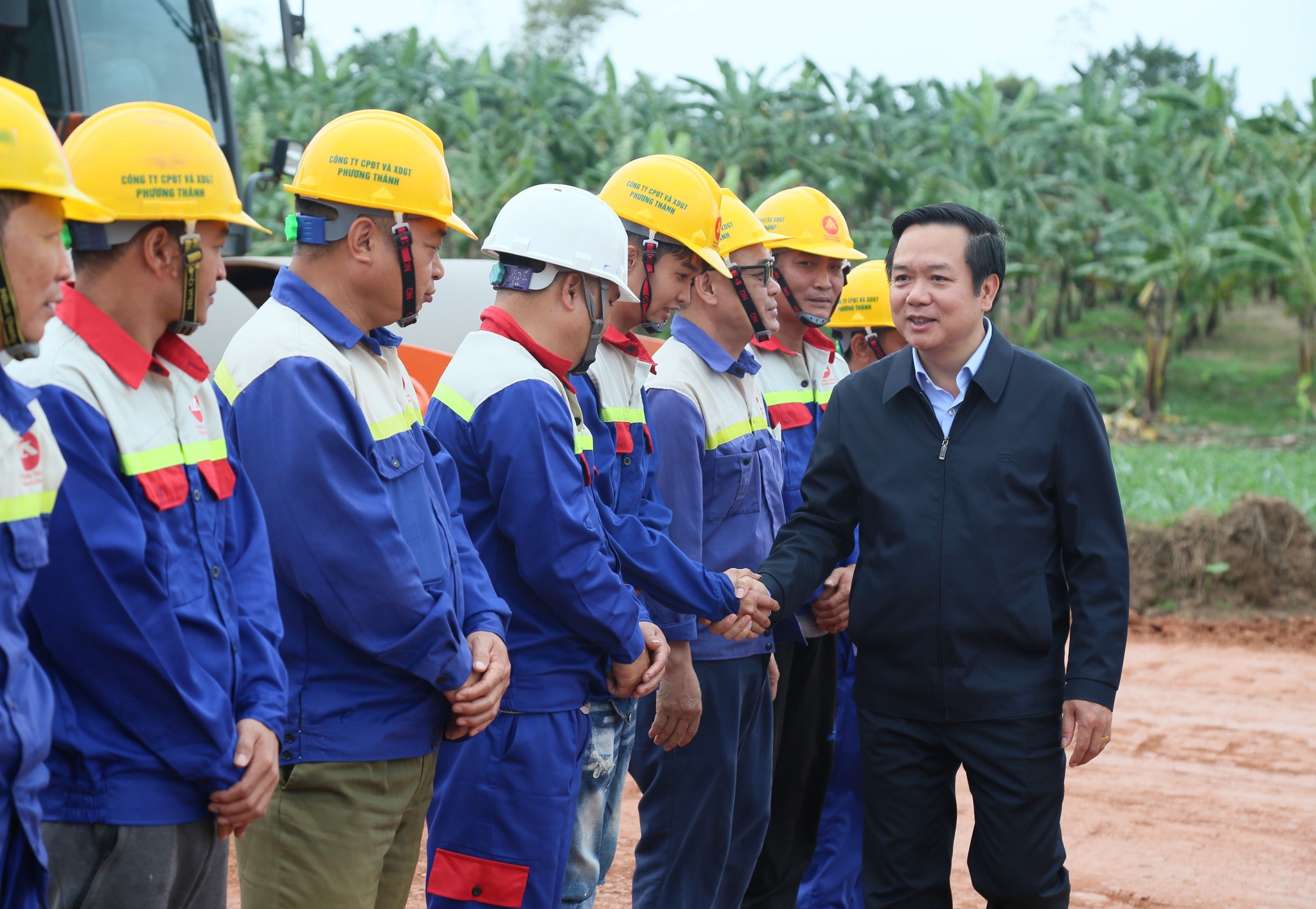   Đồng chí Phó Bí thư VV88 casino, Chủ tịch UBND tỉnh Phạm Quang Ngọc thăm, động viên các đơn vị thi công các công trình VV88 dự đoán xổ số ba miền siêu chính xác trọng điểm