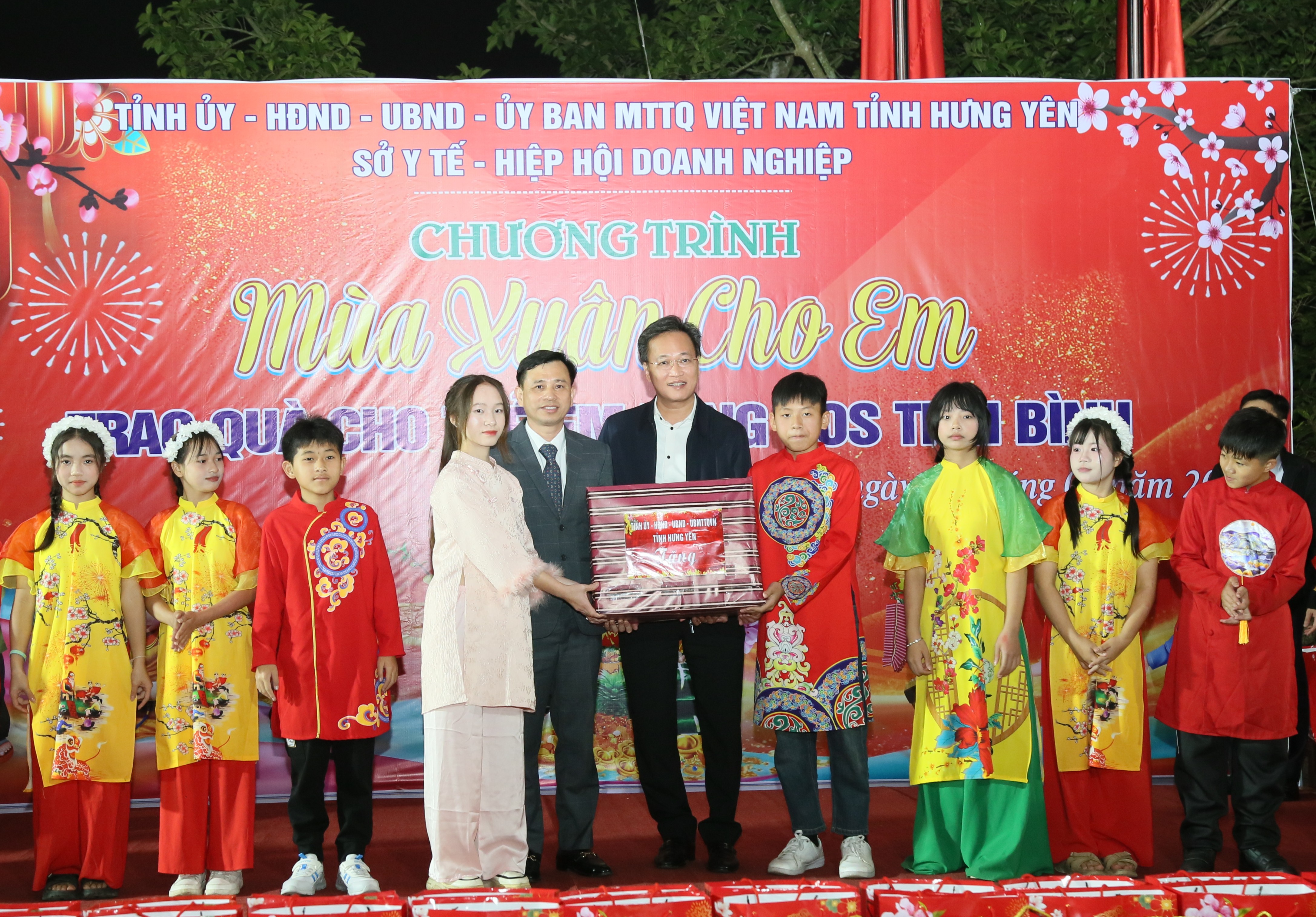   Đồng chí Bí thư VV88 casino cùng các đồng chí lãnh đạo tỉnh chung vui “Mùa Xuân cho em” tại Làng trẻ em SOS