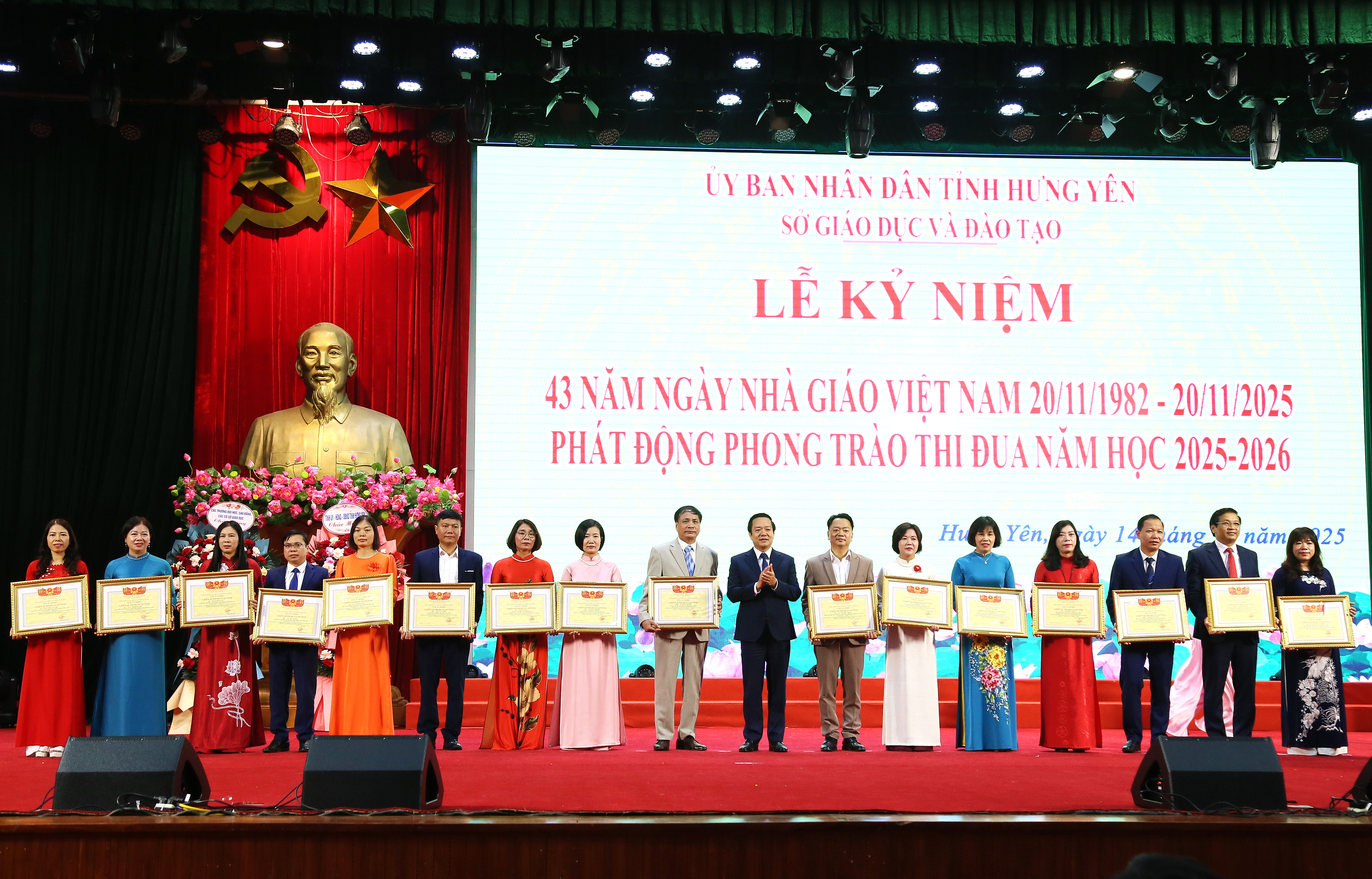 Đồng chí Phạm Quang Ngọc, Phó Bí thư VV88 casino, Chủ tịch UBND tỉnh trao Danh hiệu Chiến sĩ Thi đua cấp tỉnh cho các cá nhân.