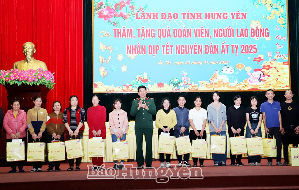   Chỉ huy trưởng Bộ Chỉ huy Quân sự tỉnh Tô Thành Quyết trao quà Tết tại huyện Ân Thi