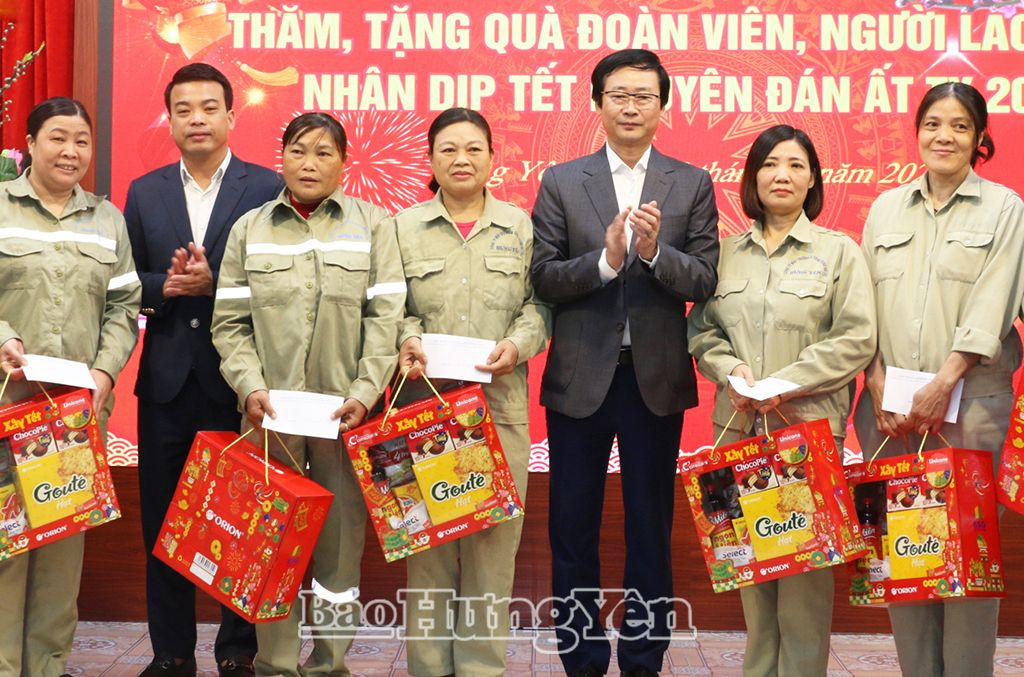   Tặng quà đoàn viên, người lao động nhân dịp Tết Nguyên đán Ất Tỵ