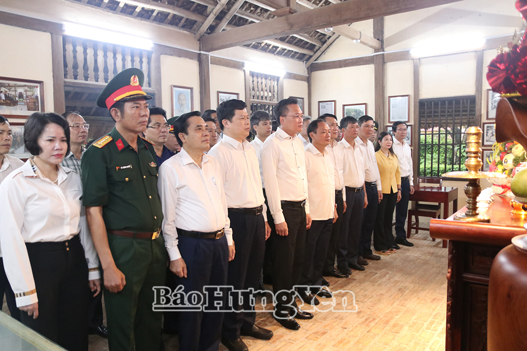   Các đồng chí lãnh đạo tỉnh dâng hương, dâng hoa tưởng nhớ Chủ tịch Hồ Chí Minh