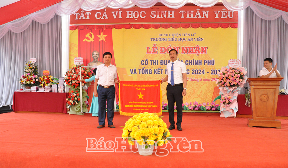   Trường Tiểu học An Viên (Tiên Lữ) đón nhận Cờ thi đua của Chính phủ
