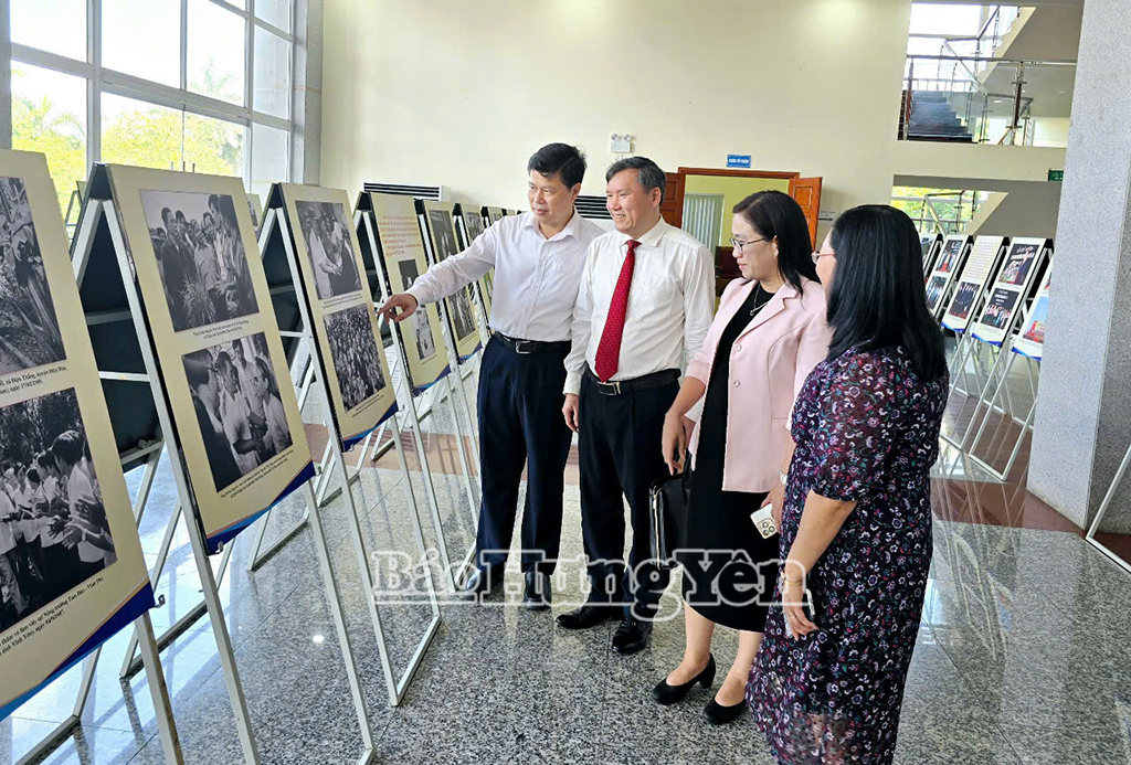 Các đại biểu tham quan những hình ảnh về Tổng Bí thư Nguyễn Văn Linh