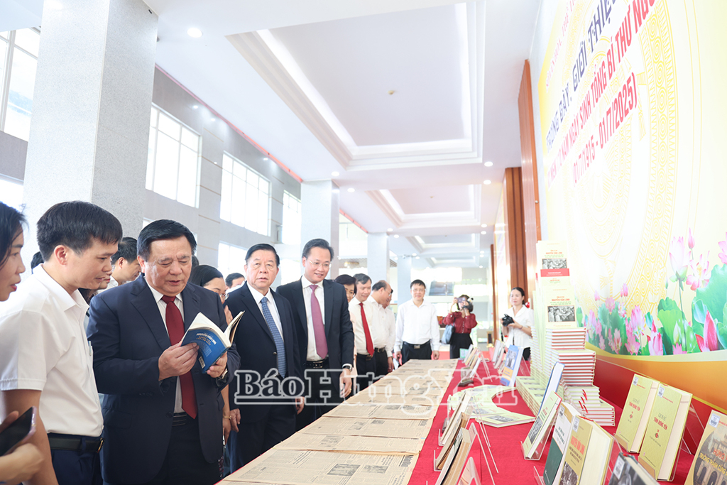 Các đại biểu tham quan những cuốn sách và tư liệu về Tổng Bí thư Nguyễn Văn Linh