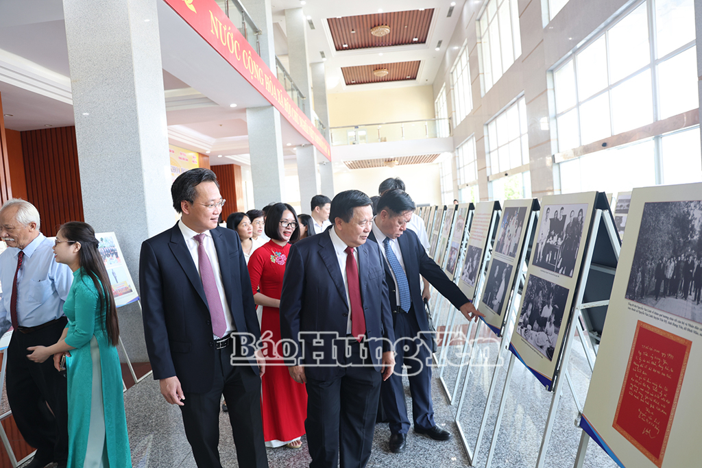 Các đại biểu tham quan những hình ảnh về Tổng Bí thư Nguyễn Văn Linh
