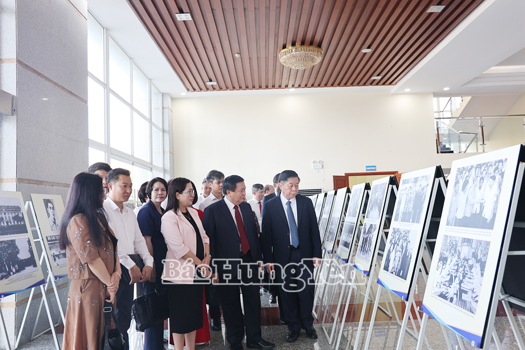 Các đại biểu tham quan những hình ảnh về Tổng Bí thư Nguyễn Văn Linh