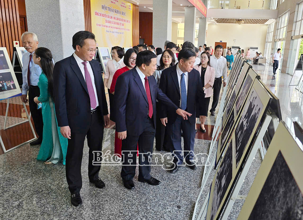 Các đại biểu tham quan những hình ảnh về Tổng Bí thư Nguyễn Văn Linh