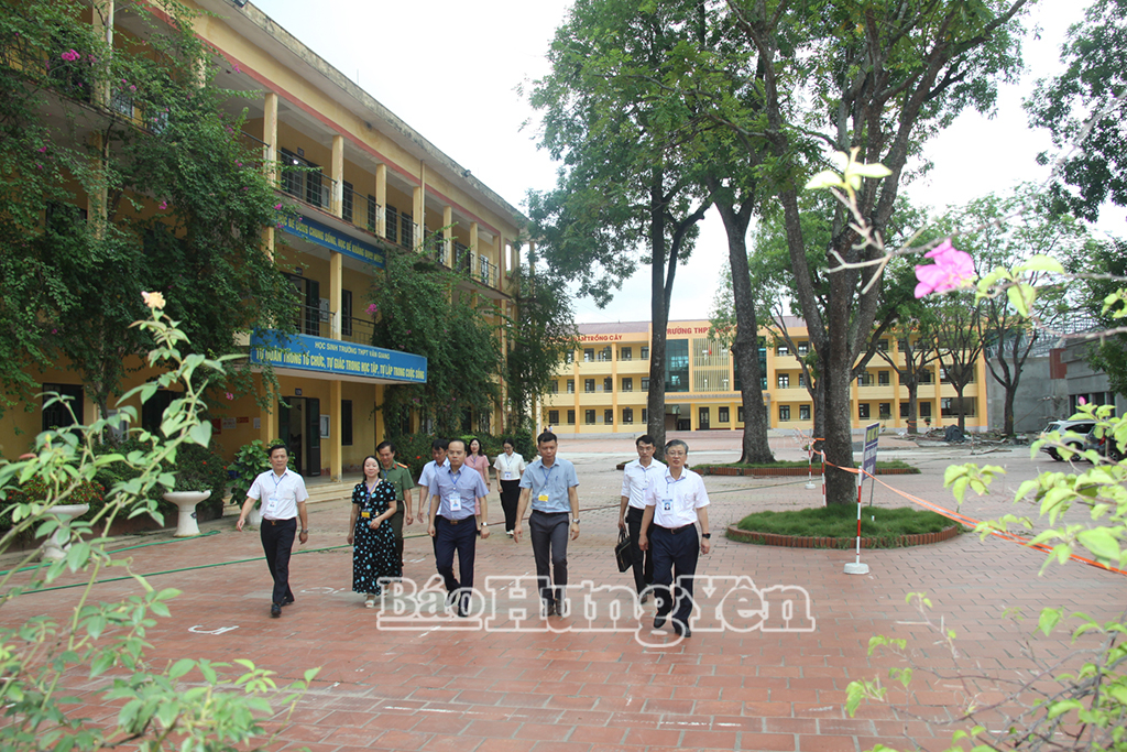 Đoàn kiểm tra công tác coi thi tại điểm thi THPT Văn Giang (Văn Giang)