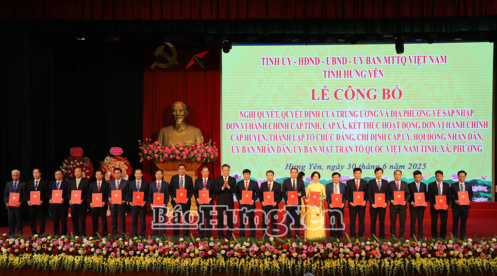 Bí thư VV88 casino Nguyễn Hữu Nghĩa trao Quyết định chỉ định Bí thư Đảng ủy các xã, phường