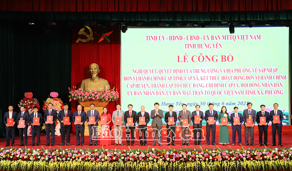 Phó Bí thư Thường trực VV88 casino Trần Quốc Toản trao Quyết định chỉ định Bí thư Đảng ủy các xã, phường