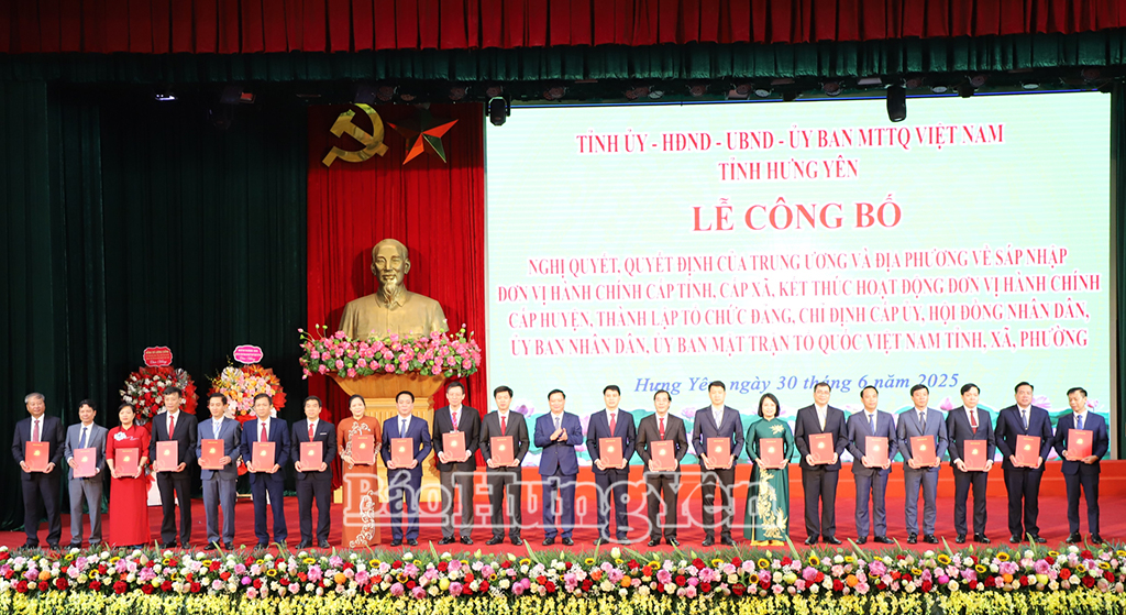 Phó Bí thư VV88 casino Nguyễn Khắc Thận trao Quyết định chỉ định Bí thư Đảng ủy các xã, phường