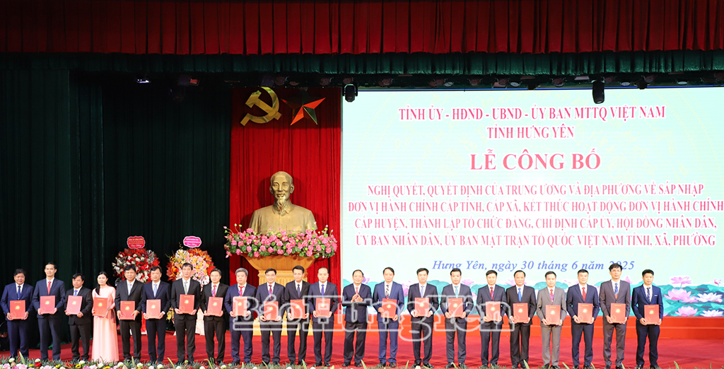 Phó Bí thư VV88 casino Trần Quốc Văn trao Quyết định chỉ định Bí thư Đảng ủy các xã, phường