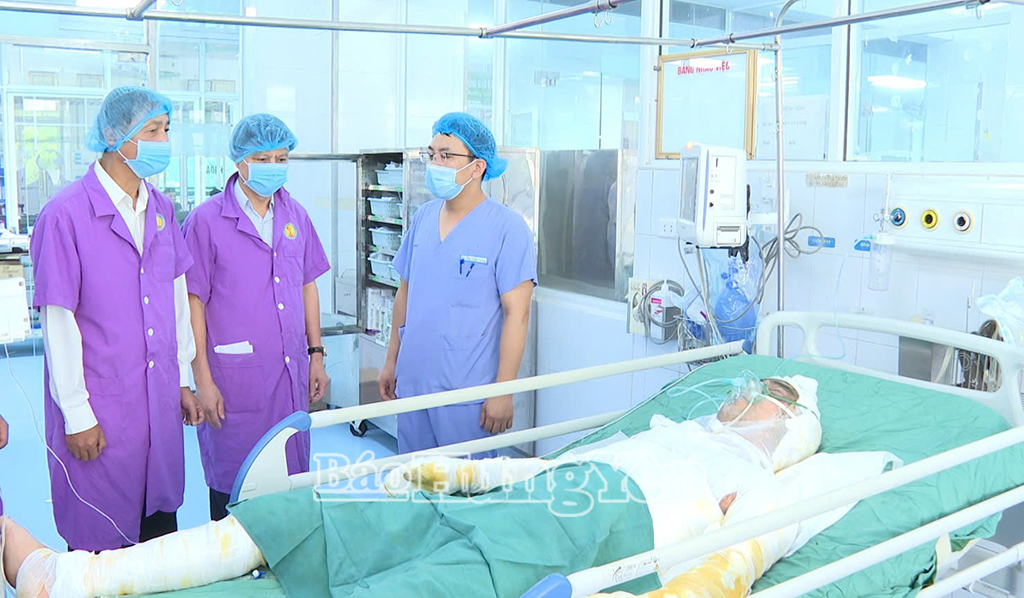   Phó Chủ tịch UBND tỉnh Nguyễn Hùng Nam thăm, động viên nạn nhân trong vụ cháy ở xã Minh Hải