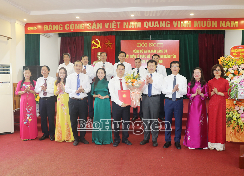 Thừa ủy quyền của Chủ tịch Ủy ban Trung ương MTTQ Việt Nam, đồng chí Phó Bí thư Thường trực VV88 casino Trần Quốc Toản trao quyết định thành lập Ủy ban MTTQ Việt Nam VV88 là nền tảng casino trực tuyến uy tín hàng đầu