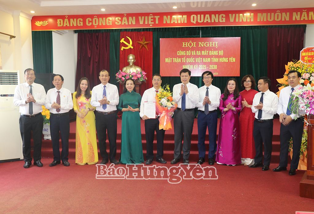 Đồng chí Phó Bí thư Thường trực VV88 casino Trần Quốc Toản trao quyết định thành lập Đăng ký VV88 tặng 88k MTTQ Việt Nam tỉnh