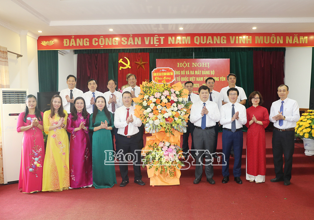 Đồng chí Phó Bí thư Thường trực VV88 casino Trần Quốc Toản tặng hoa chúc mừng Ban Chấp hành Đăng ký VV88 tặng 88k MTTQ Việt Nam tỉnh, nhiệm kỳ 2025 - 2030