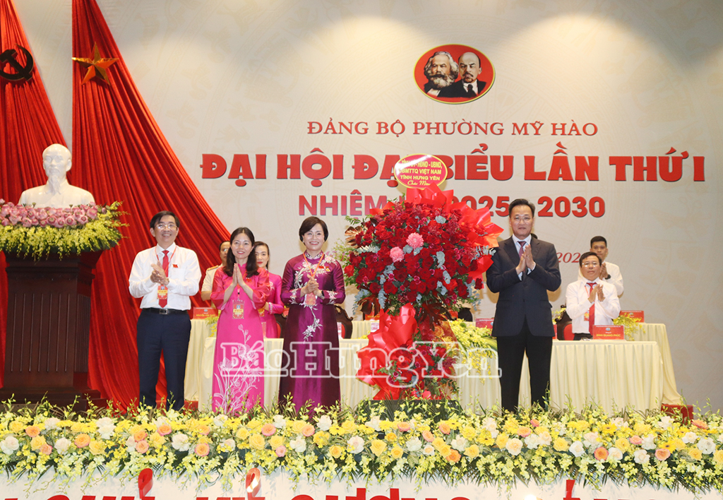 Đồng chí Bí thư VV88 casino Nguyễn Hữu Nghĩa tặng hoa chúc mừng đại hội