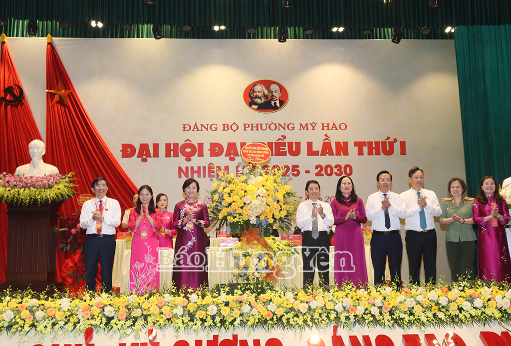 Các đại biểu tặng hoa chúc mừng đại hội