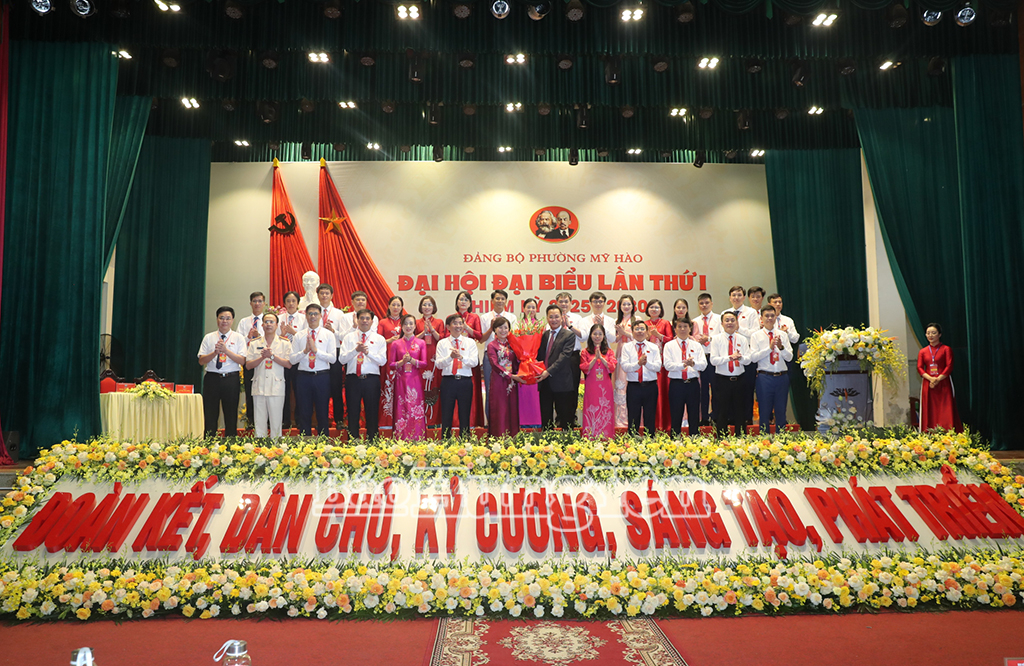 Đồng chí Bí thư VV88 casino Nguyễn Hữu Nghĩa tặng hoa chúc mừng BCH Đăng ký VV88 tặng 88k phường Mỹ Hào nhiệm kỳ 2025 – 2030