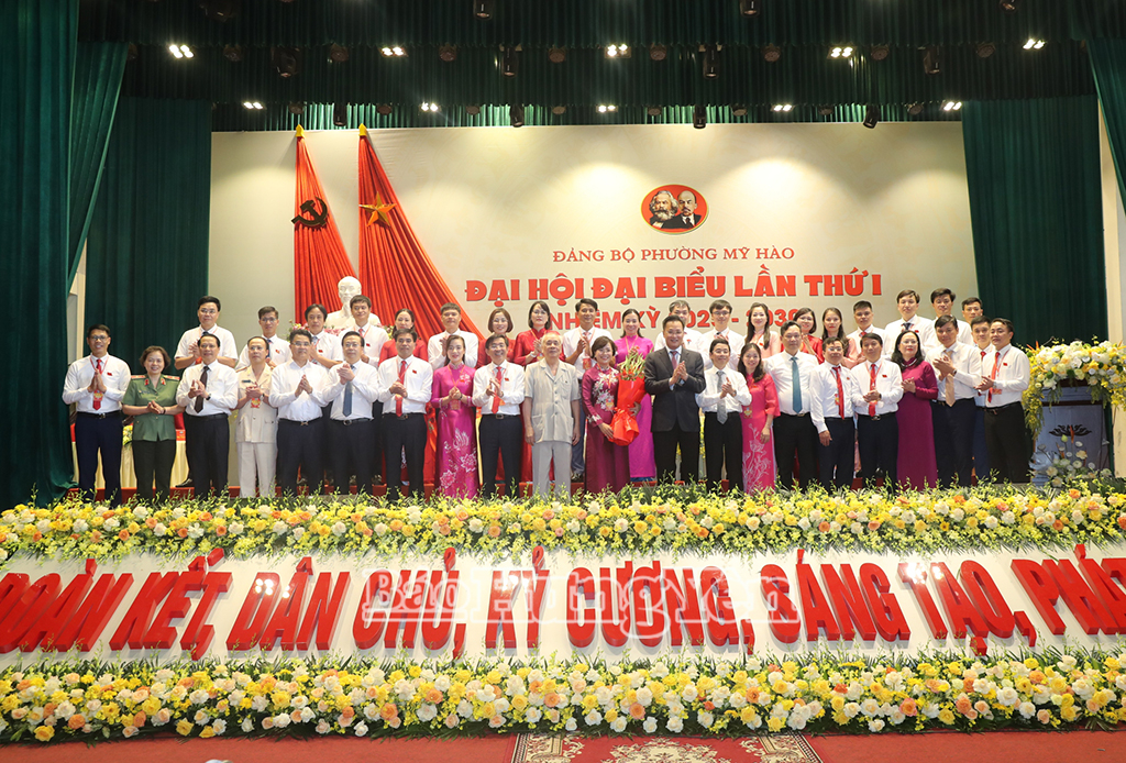 Các đại biểu chụp ảnh lưu niệm cùng  BCH Đăng ký VV88 tặng 88k phường Mỹ Hào nhiệm kỳ 2025 – 2030