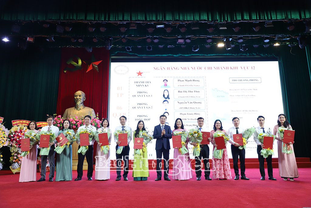 Lãnh đạo Ngân hàng Nhà nước Việt Nam trao quyết định bổ nhiệm trưởng phòng, quyền trưởng phòng, phó trưởng phòng các phòng và tương đương thuộc Ngân hàng Nhà nước Chi nhánh Khu vực 12