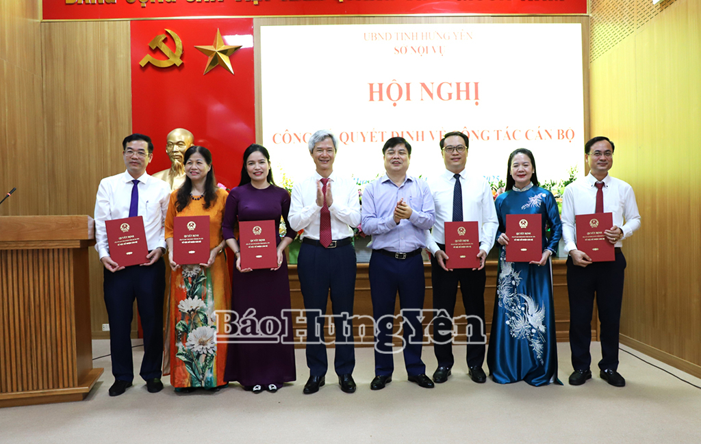 Đồng chí Phó chủ tịch UBND tỉnh Phạm Văn Nghiêm và đồng chí Giám đốc Sở Nội vụ Đào Hồng Vận trao quyết định, tặng hoa chúc mừng các Phó Giám đốc Sở Nội vụ 