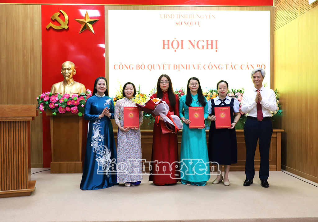 Lãnh đạo Sở Nội vụ trao quyết định bổ nhiệm trưởng, phó các phòng, ban, trung tâm