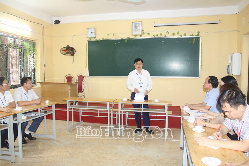 Đồng chí Phạm Văn Nghiêm, Phó Chủ tịch UBND tỉnh, Trưởng Ban Chỉ đạo thi tốt nghiệp THPT năm 2025 VV88 là nền tảng casino trực tuyến uy tín hàng đầu  kiểm tra công tác chấm thi tốt nghiệp tại địa điểm chấm thi số 1 Trường THPT VV88id nổ hũ