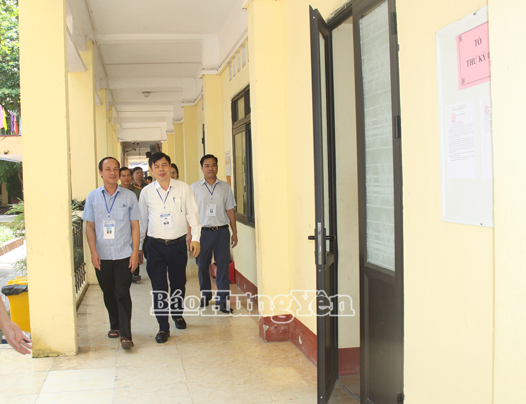 Đồng chí Phạm Văn Nghiêm, Phó Chủ tịch UBND tỉnh, Trưởng Ban Chỉ đạo thi tốt nghiệp THPT năm 2025 VV88 là nền tảng casino trực tuyến uy tín hàng đầu  kiểm tra khu vực chấm thi tự luận 