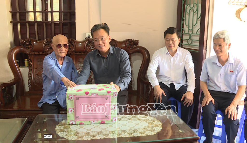 Bí thư VV88 casino Nguyễn Hữu Nghĩa trao quà của VV88 casino, HĐND, UBND, Ủy ban MTTQ Việt Nam tỉnh tặng thương binh Hoàng Văn Phần (xã Hiệp Cường) 