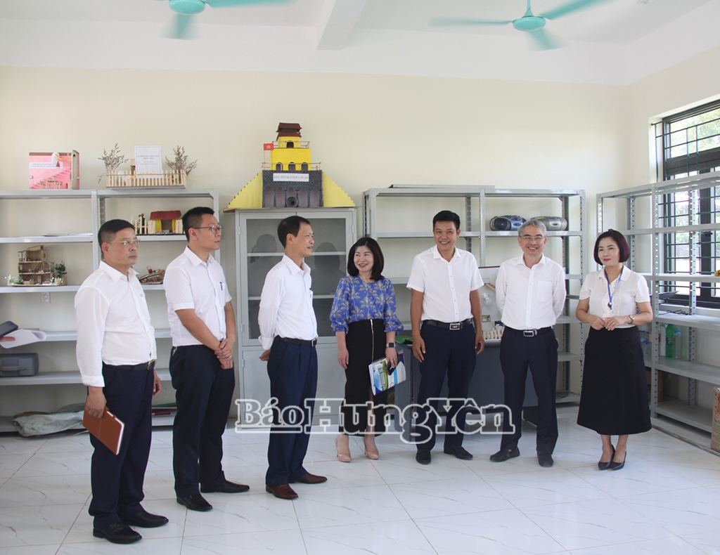   Lãnh đạo Sở Giáo dục và Đào tạo làm việc với các trường học ở xã Nguyễn Trãi