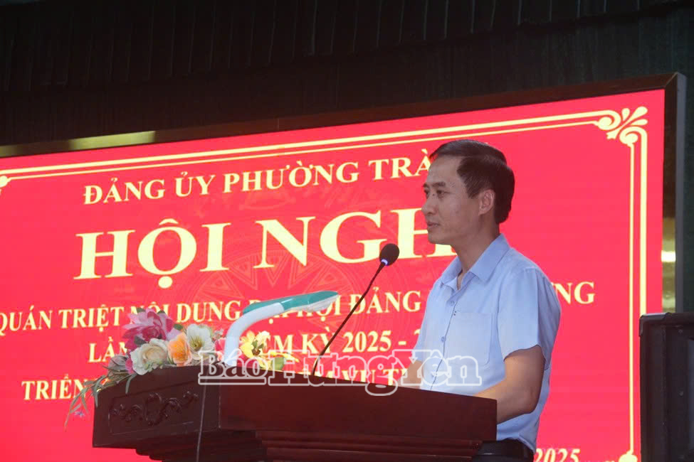 Đồng chí Trần Lê Huy, Bí thư Đảng ủy, Chủ tịch HĐND phường Trà Lý phát biểu chỉ đạo hội nghị.