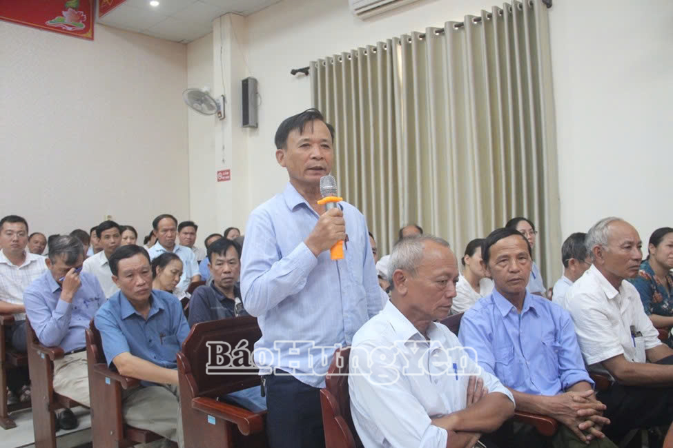 Đại biểu thảo luận, đóng góp ý kiến tại hội nghị.