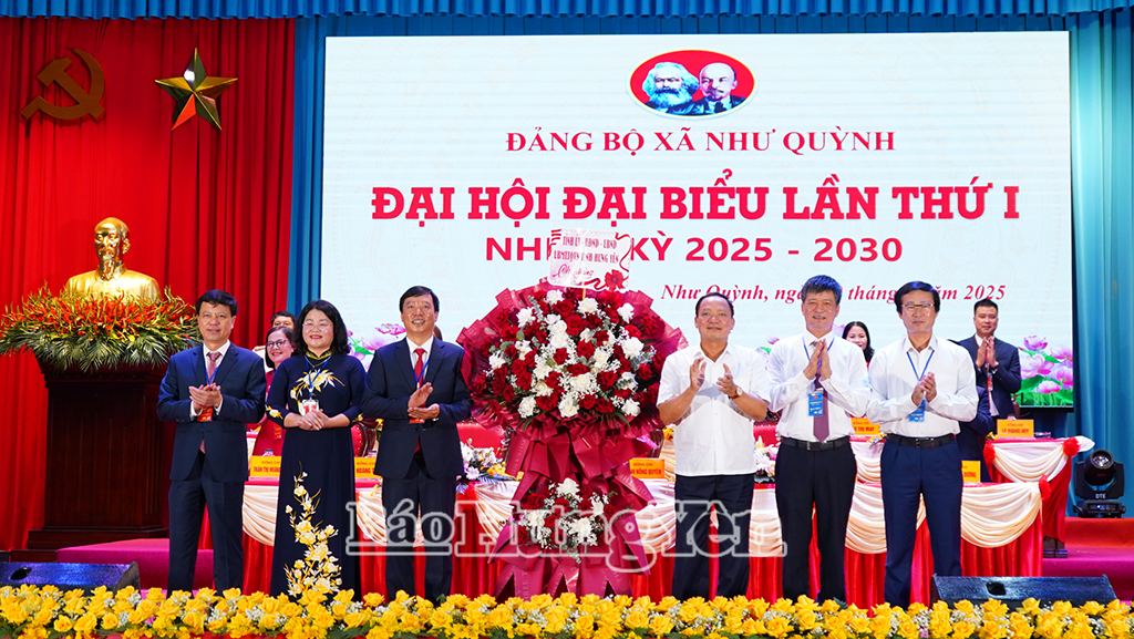 Đồng chí Trần Quốc Văn, Phó Bí thư VV88 casino, Chủ tịch HĐND tỉnh và các đại biểu tặng hoa chúc mừng Đại hội