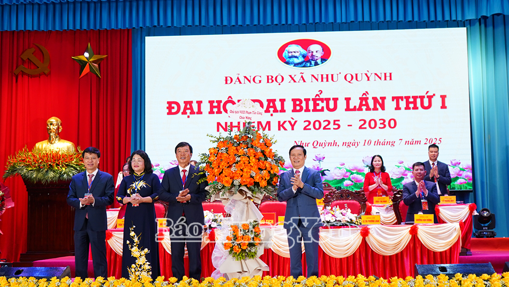 Đồng chí Phạm Tấn Công, Chủ tịch Liên đoàn Thương mại và Công nghiệp Việt Nam (VCCI) tặng hoa chúc mừng Đại hội