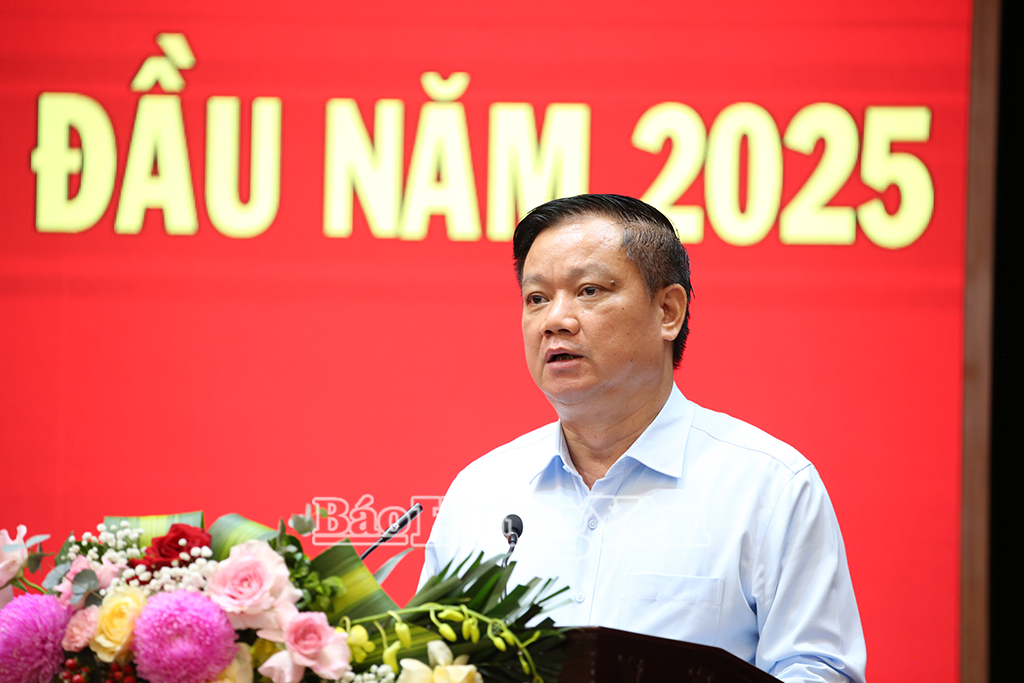 Đồng chí Nguyễn Khắc Thận, Phó Bí thư Tỉnh uỷ, Chủ tịch UBND tỉnh phát biểu tại hội nghị