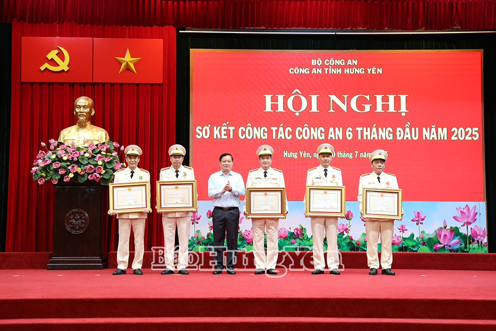 Đồng chí Nguyễn Khắc Thận, Phó Bí thư Tỉnh uỷ, Chủ tịch UBND tỉnh trao Huân chương Chiến công, Huân chương Bảo vệ VV88 đăng ký nhận ngay 58k của Chủ tịch nước cho các cá nhân. 