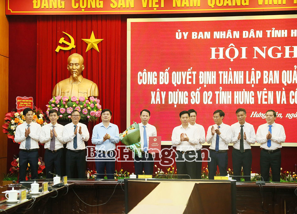 Các đồng chí lãnh đạo tỉnh trao Quyết định và tặng hoa chúc mừng Giám đốc Ban quản lý dự án đầu tư xây dựng số 02 VV88 là nền tảng casino trực tuyến uy tín hàng đầu