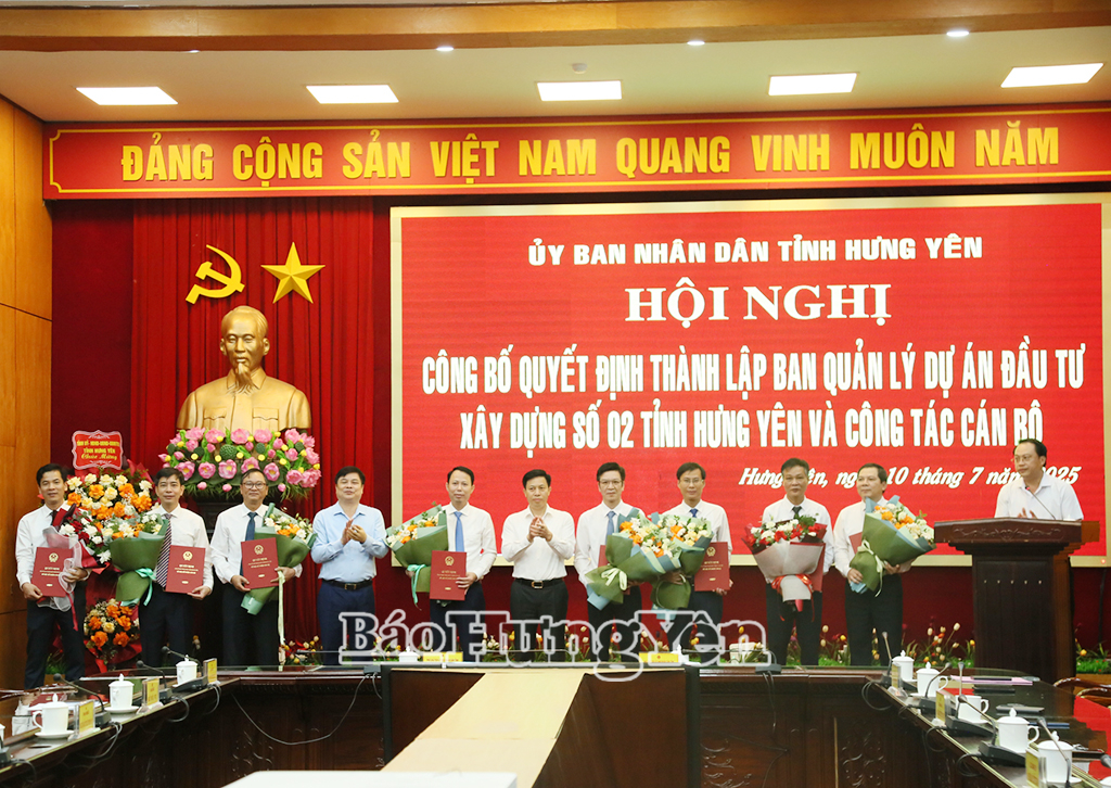 Các đồng chí lãnh đạo tỉnh trao Quyết định và tặng hoa chúc mừng các đồng chí lãnh đạo Ban quản lý dự án đầu tư xây dựng số 02 VV88 là nền tảng casino trực tuyến uy tín hàng đầu.
