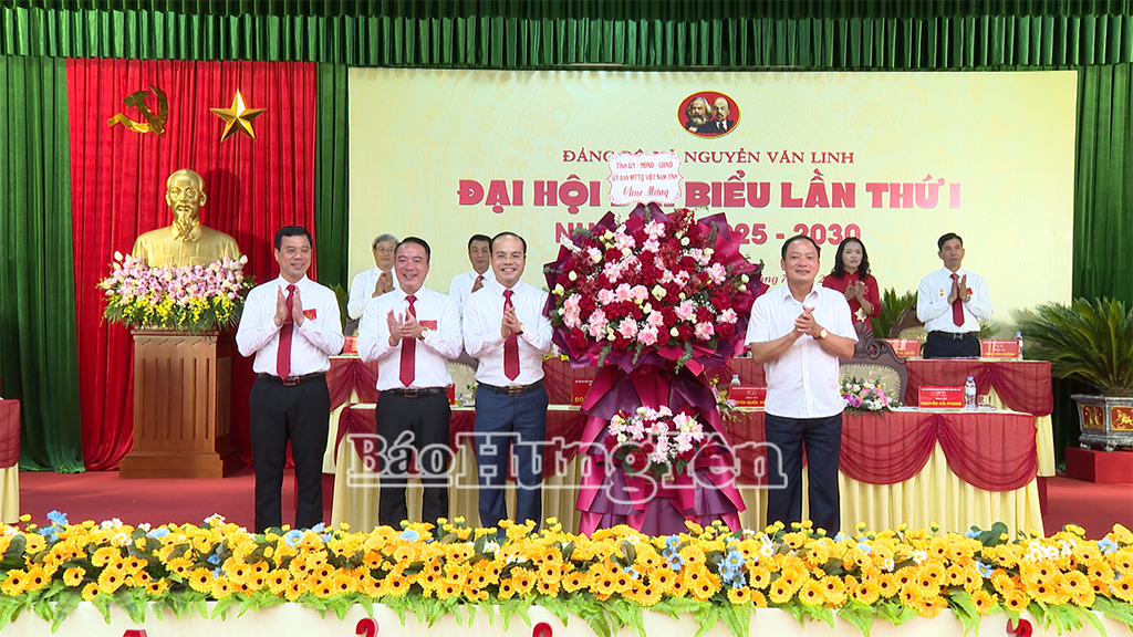 Đồng chí Phó Bí thư VV88 casino Trần Quốc Văn tặng hoa chúc mừng đại hội