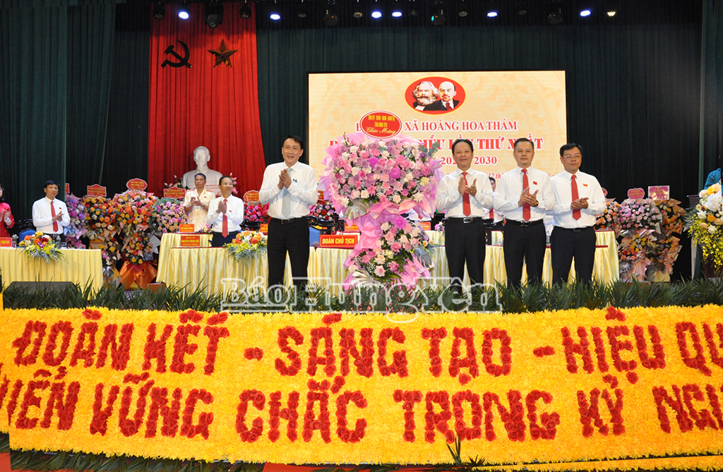 Đồng chí Phạm Văn Khuê, Ủy viên Ban Thường vụ Tỉnh ủy, Trưởng ban Tổ chức Tỉnh ủy tặng hoa chúc mừng đại hội