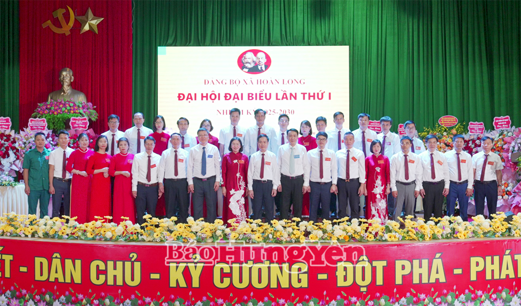 Các đồng chí trong Ban chấp hành Đảng bộ xã nhiệm kỳ 2025 - 2030 ra mắt đại hội