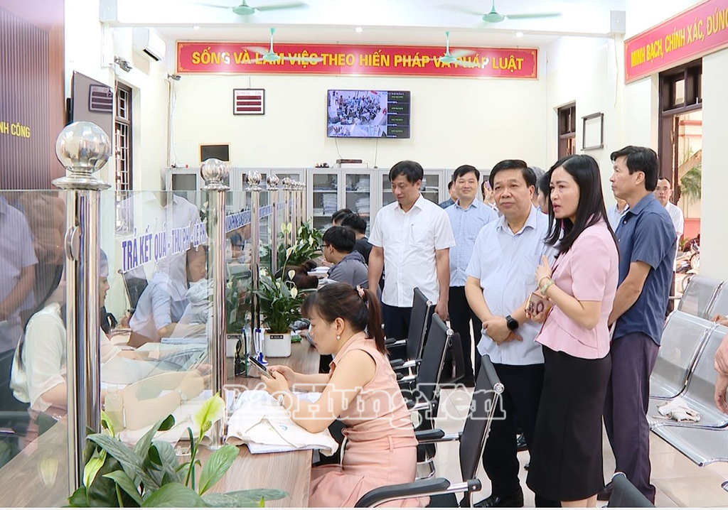 Phó Chủ tịch Thường trực UBND tỉnh Nguyễn Quang Hưng kiểm tra tại Trung tâm Phục vụ hành chính công xã Phụng Công